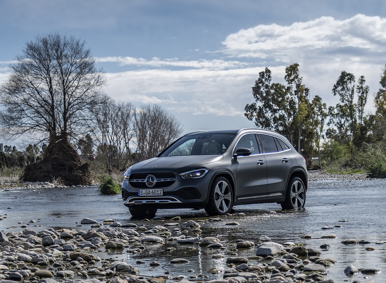 2021 Mercedes-Benz GLA 220d (Color: Mountain Grey Magno) Front Three-Quarter Wallpapers #35 of 115