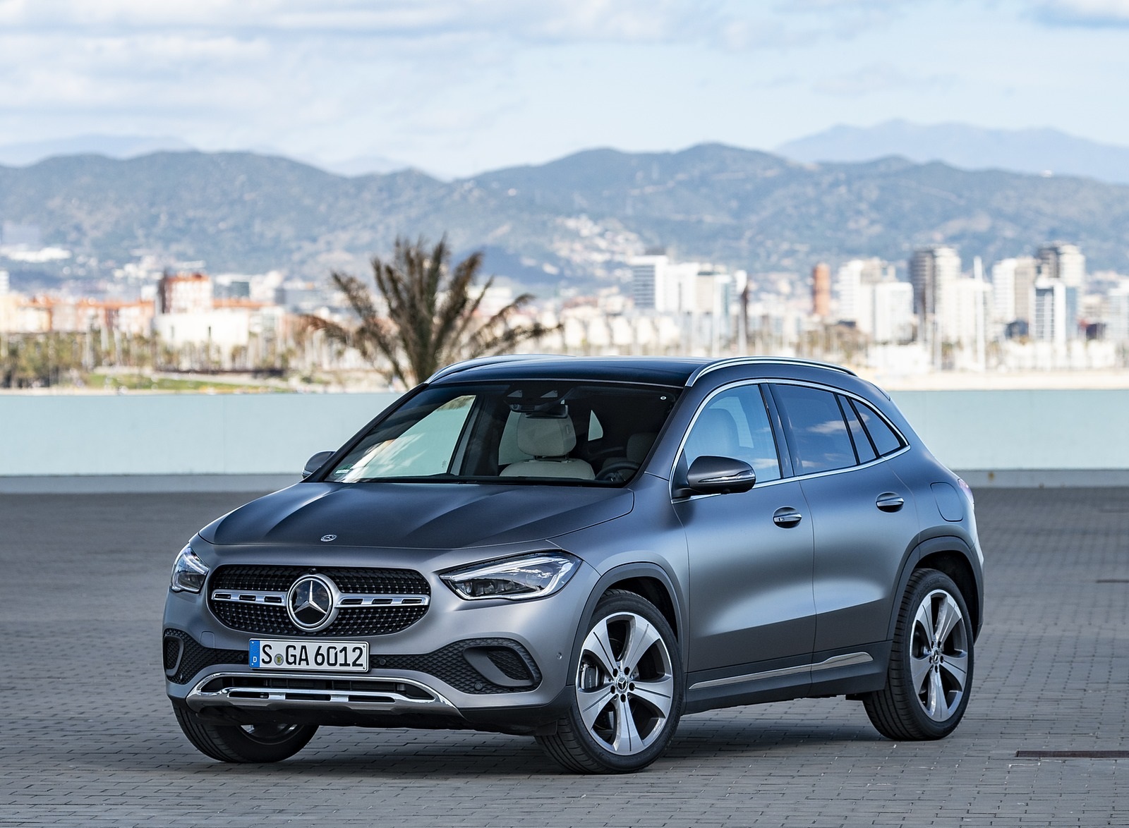 2021 Mercedes-Benz GLA 220d (Color: Mountain Grey Magno) Front Three-Quarter Wallpapers #36 of 115