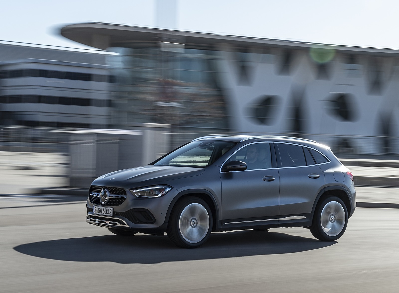 2021 Mercedes-Benz GLA 220d (Color: Mountain Grey Magno) Front Three-Quarter Wallpapers #29 of 115