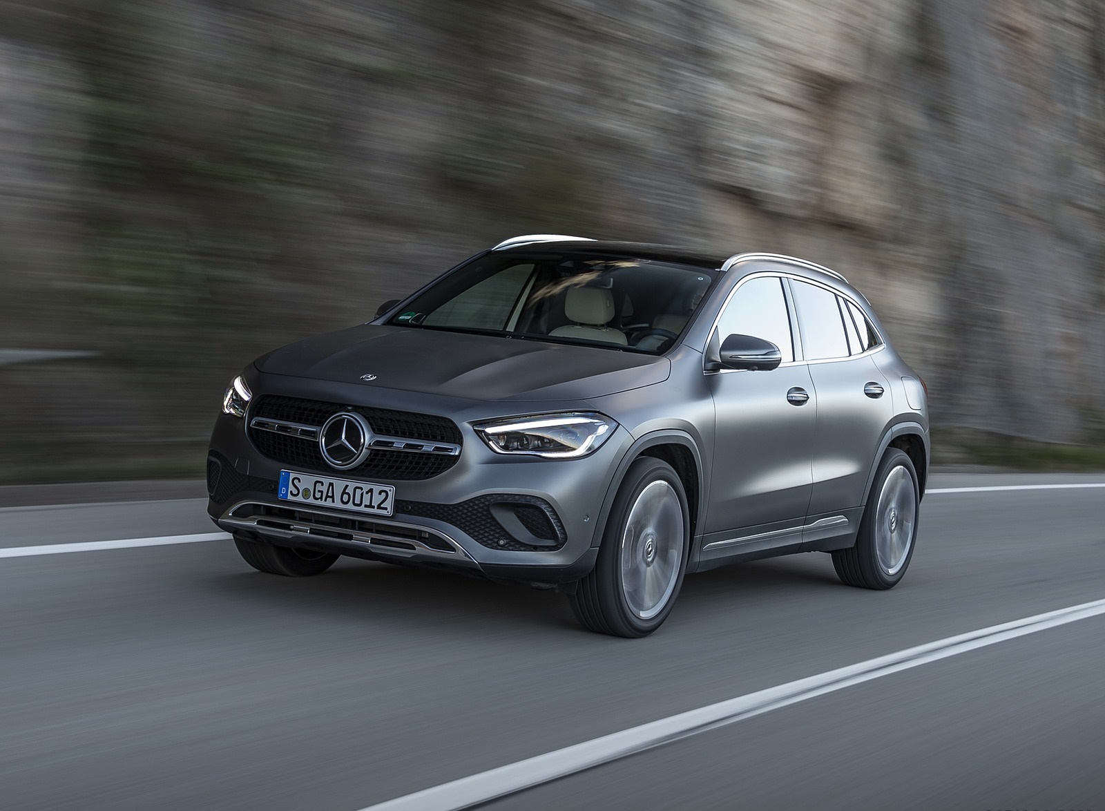 2021 Mercedes-Benz GLA 220d (Color: Mountain Grey Magno) Front Three-Quarter Wallpapers #23 of 115