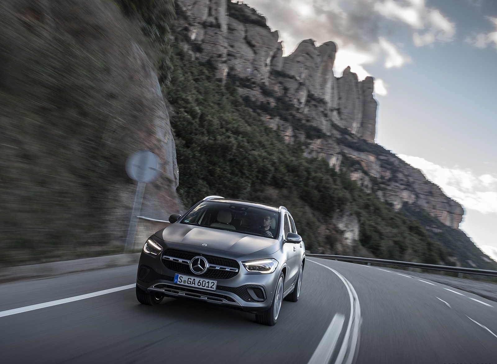 2021 Mercedes-Benz GLA 220d (Color: Mountain Grey Magno) Front Wallpapers #25 of 115