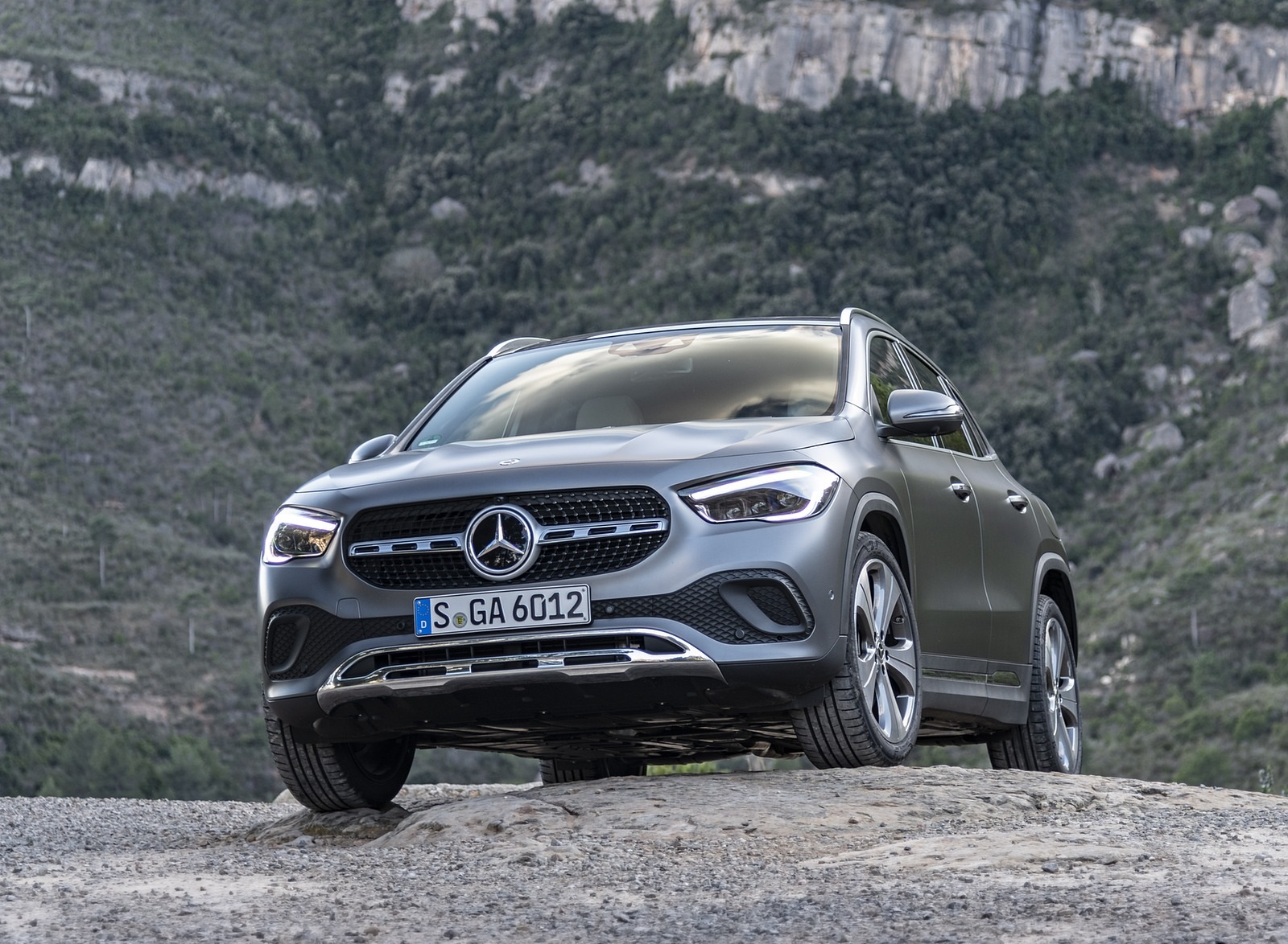 2021 Mercedes-Benz GLA 220d (Color: Mountain Grey Magno) Front Wallpapers #37 of 115