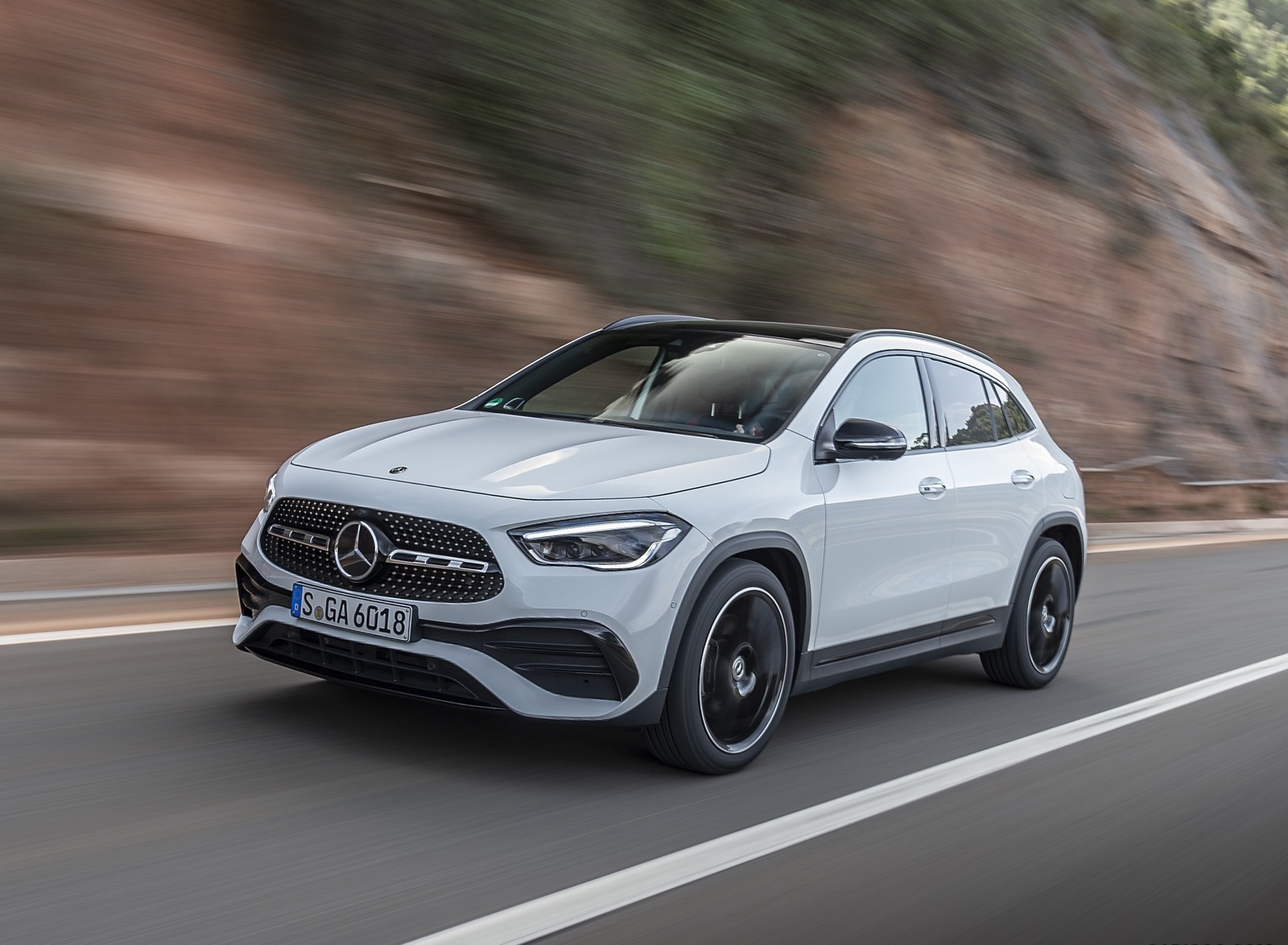 2021 Mercedes-Benz GLA 250 (Color: Digital White) Front Three-Quarter Wallpapers (2)