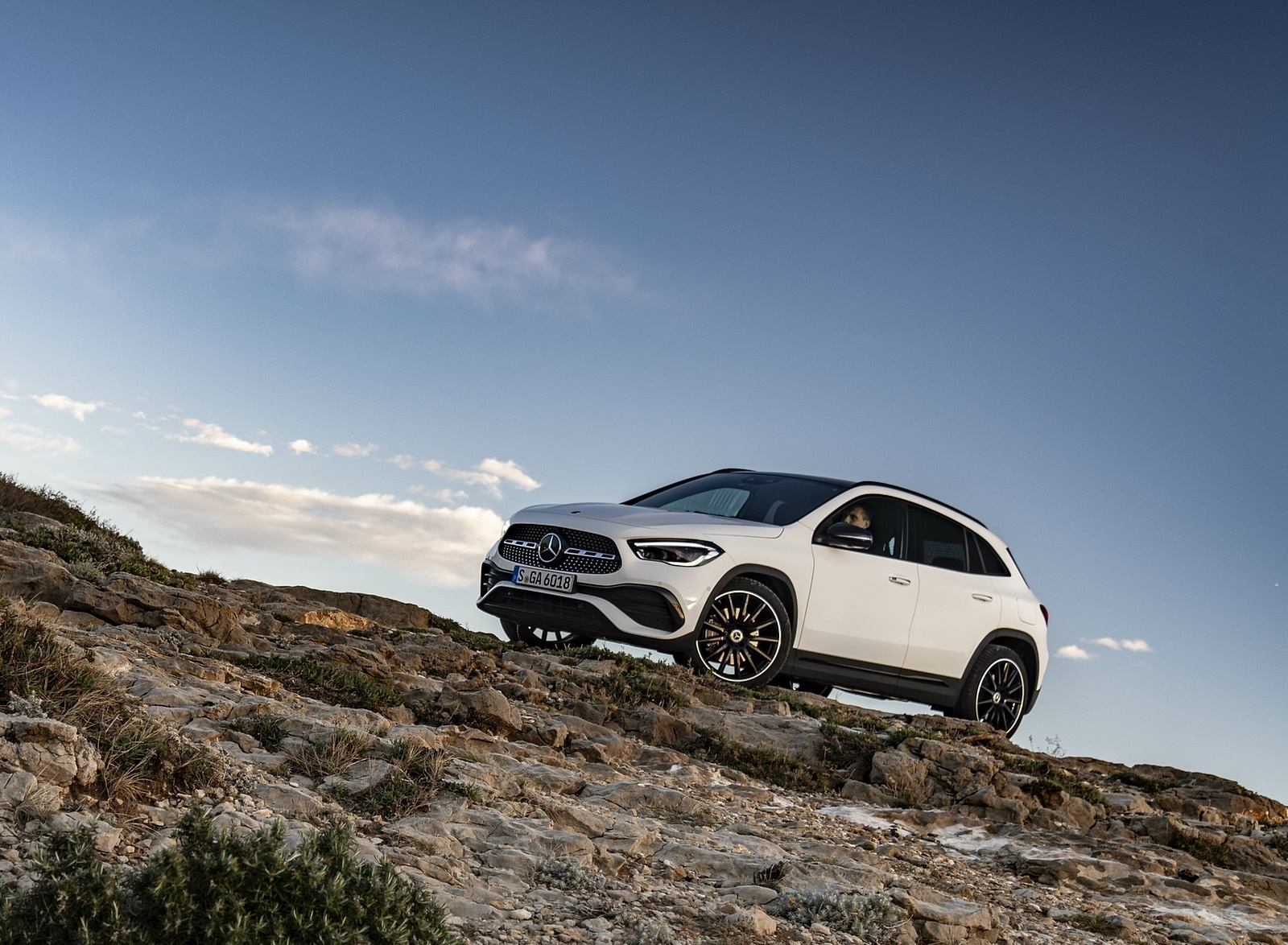 2021 Mercedes-Benz GLA 250 (Color: Digital White) Front Three-Quarter Wallpapers (7)