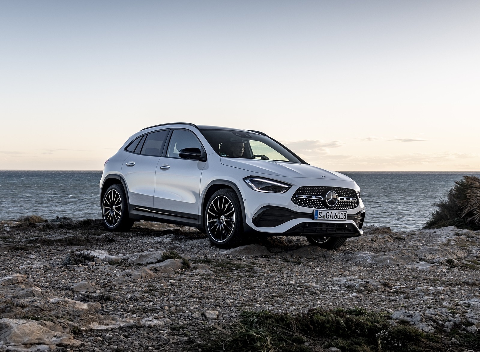 2021 Mercedes-Benz GLA 250 (Color: Digital White) Front Three-Quarter Wallpapers (8)