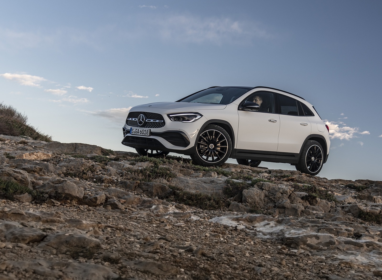 2021 Mercedes-Benz GLA 250 (Color: Digital White) Front Three-Quarter Wallpapers #9 of 115