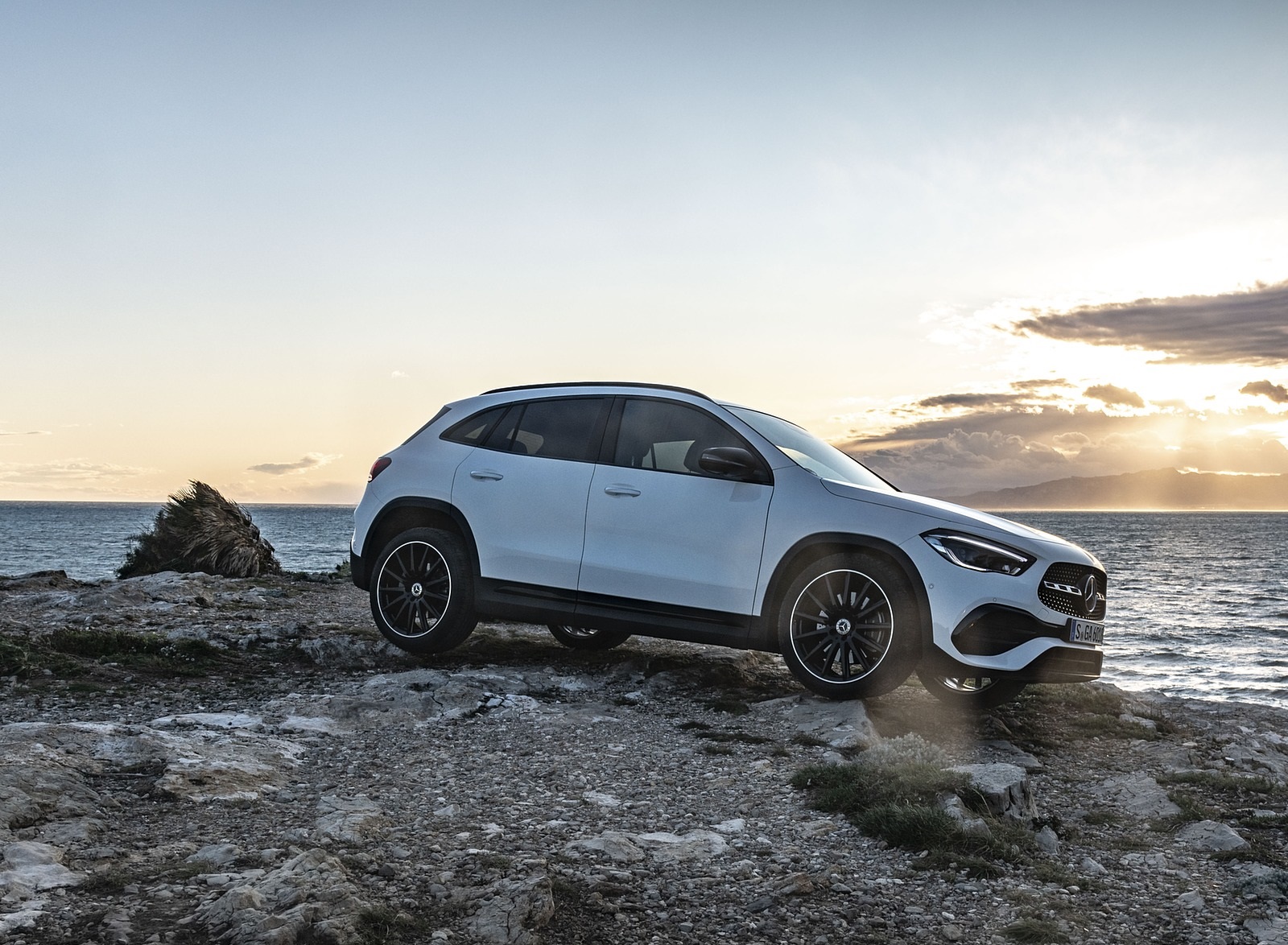 2021 Mercedes-Benz GLA 250 (Color: Digital White) Front Three-Quarter Wallpapers (10)