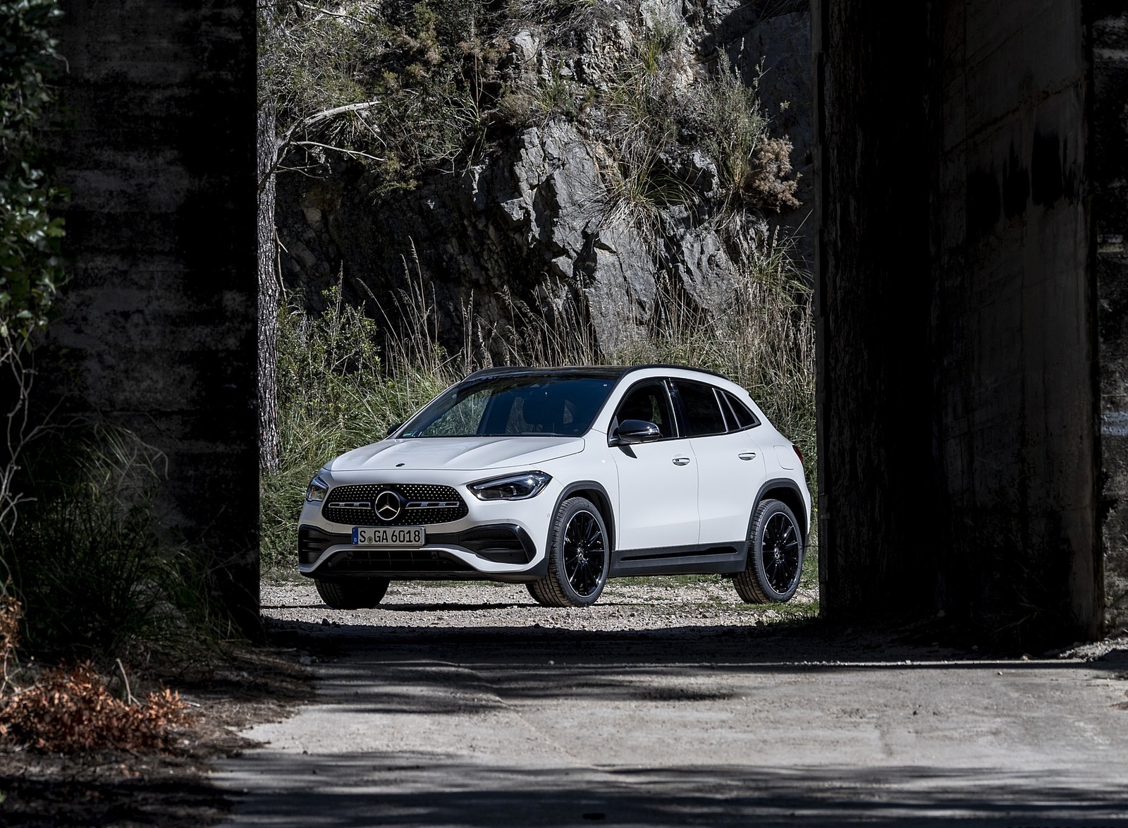 2021 Mercedes-Benz GLA 250 (Color: Digital White) Front Three-Quarter Wallpapers #11 of 115