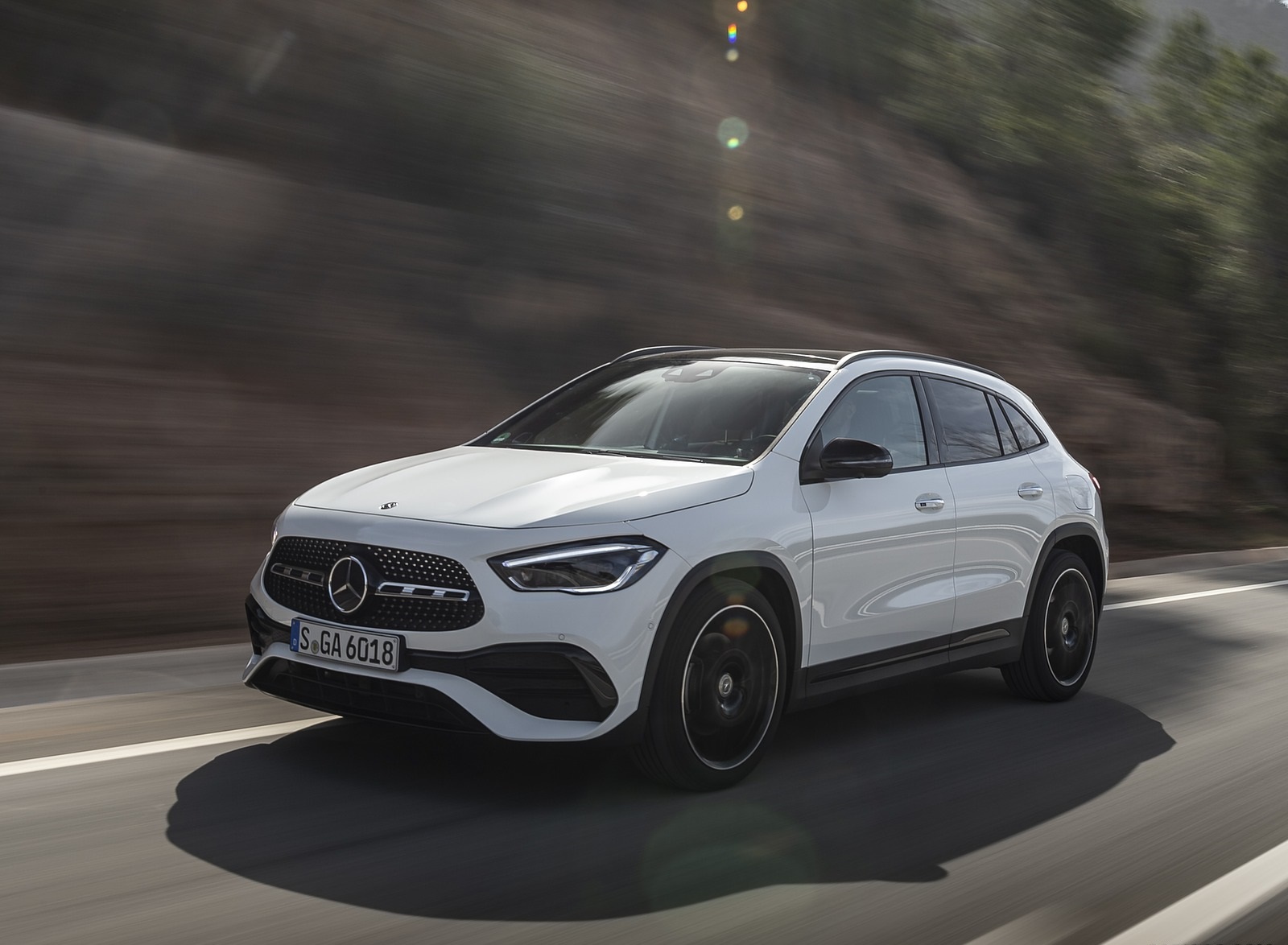 2021 Mercedes-Benz GLA 250 (Color: Digital White) Front Three-Quarter Wallpapers (3)