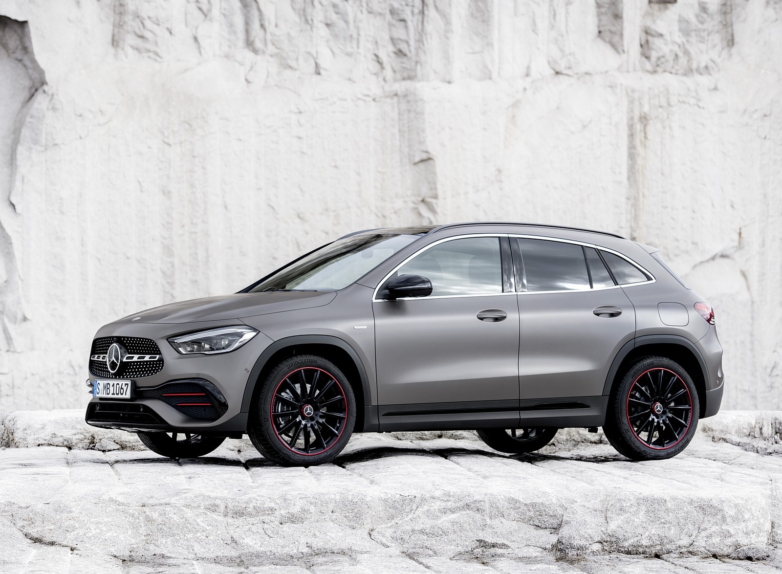 2021 Mercedes-Benz GLA Edition1 AMG Line (Color: Mountain Grey MAGNO) Front Three-Quarter Wallpapers #71 of 115