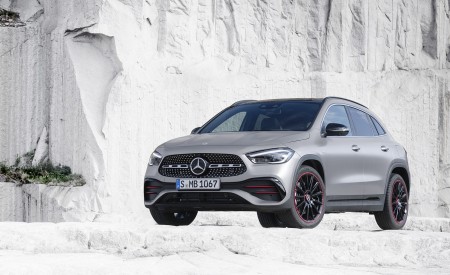 2021 Mercedes-Benz GLA Edition1 AMG Line (Color: Mountain Grey MAGNO) Front Three-Quarter Wallpapers 450x275 (72)