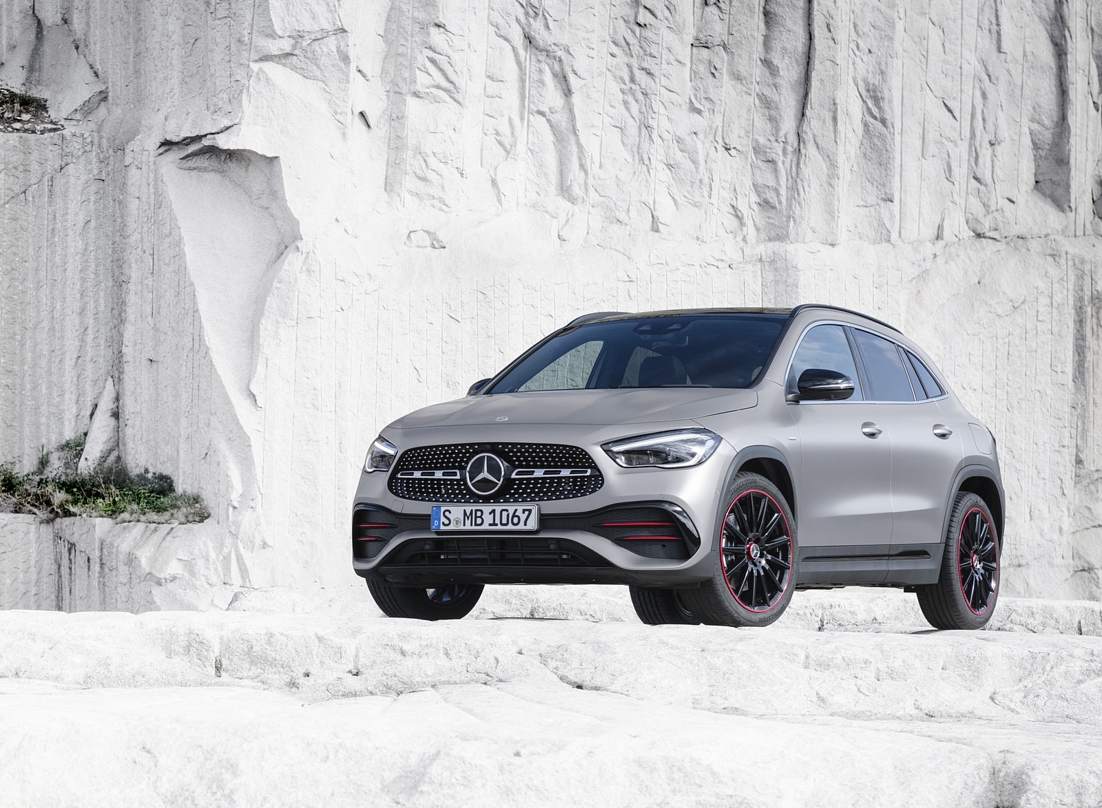 2021 Mercedes-Benz GLA Edition1 AMG Line (Color: Mountain Grey MAGNO) Front Three-Quarter Wallpapers #72 of 115