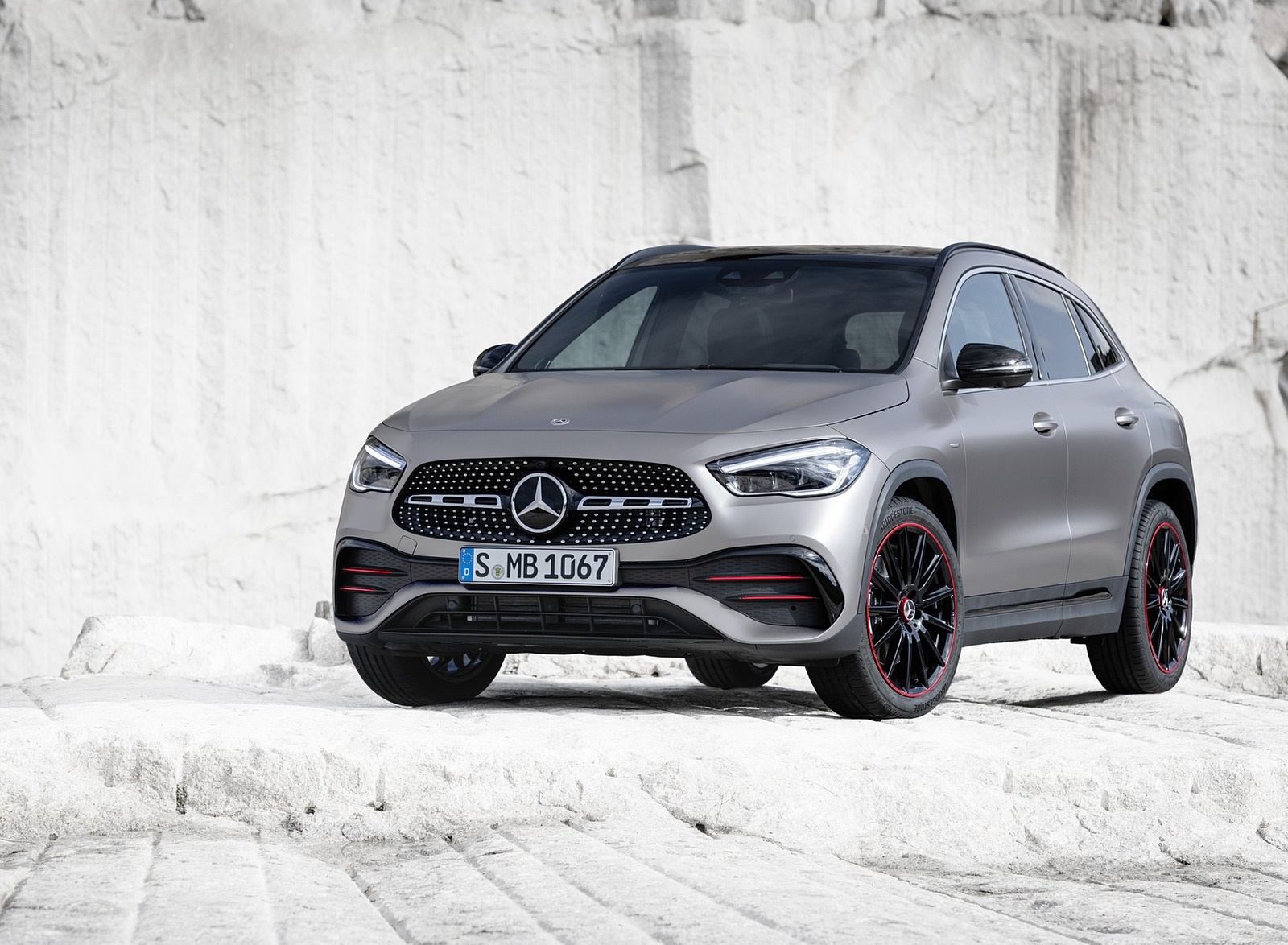 2021 Mercedes-Benz GLA Edition1 AMG Line (Color: Mountain Grey MAGNO) Front Three-Quarter Wallpapers #73 of 115