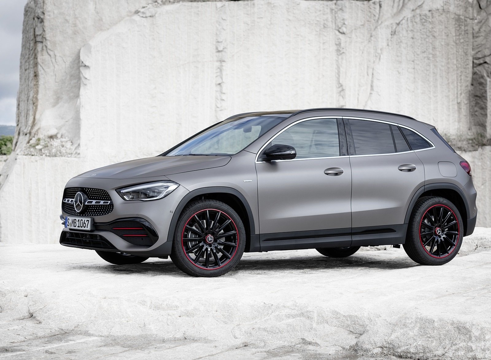 2021 Mercedes-Benz GLA Edition1 AMG Line (Color: Mountain Grey MAGNO) Front Three-Quarter Wallpapers #74 of 115