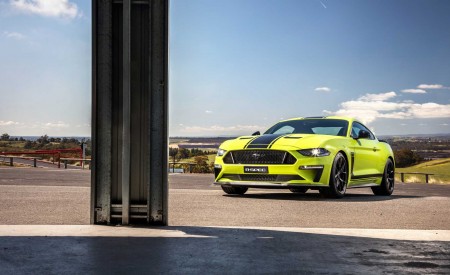 2020 Ford Mustang R-Spec (Color: Grabber Lime) Front Three-Quarter Wallpapers 450x275 (28)