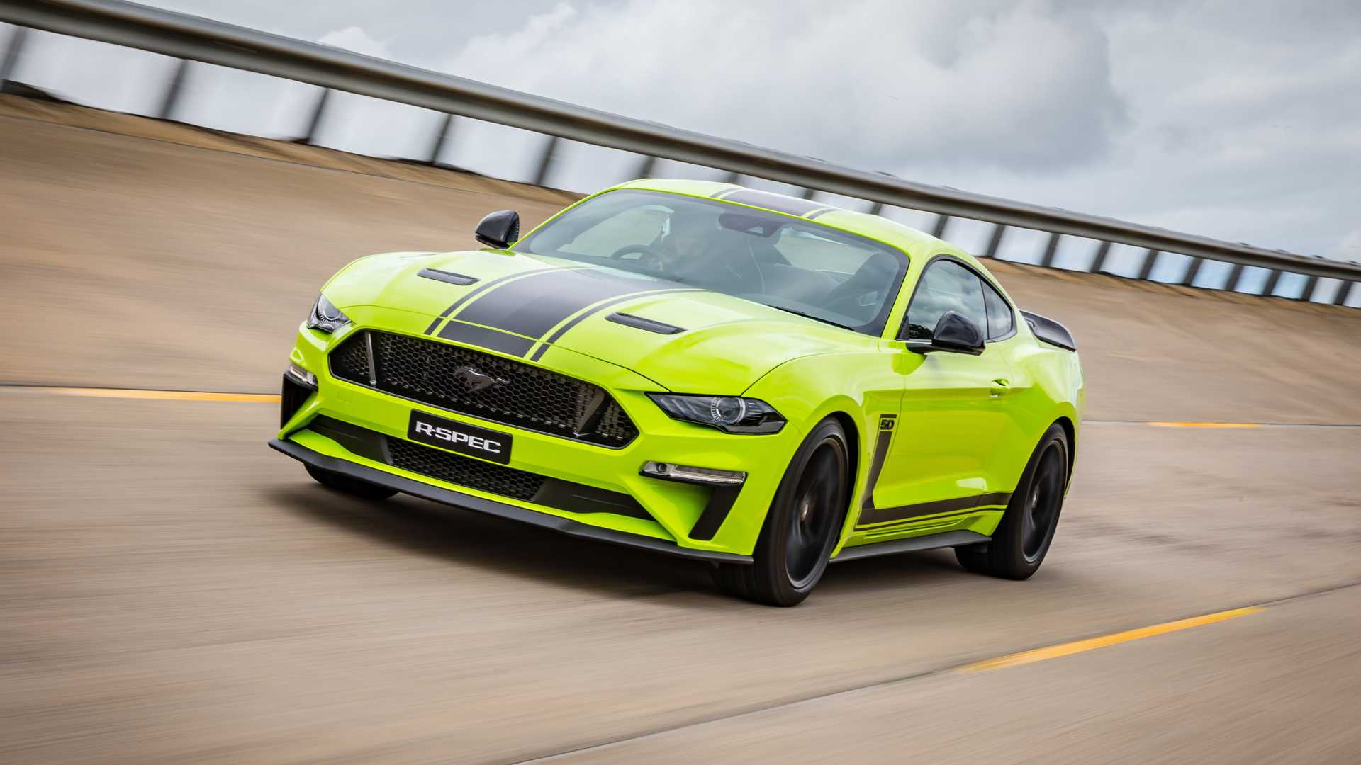 2020 Ford Mustang R-Spec (Color: Grabber Lime) Front Three-Quarter Wallpapers #1 of 38