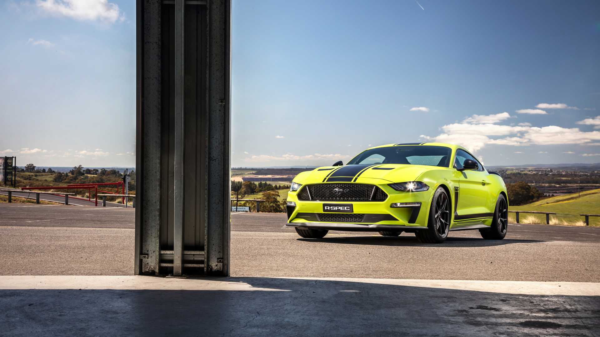2020 Ford Mustang R-Spec (Color: Grabber Lime) Front Three-Quarter Wallpapers #28 of 38