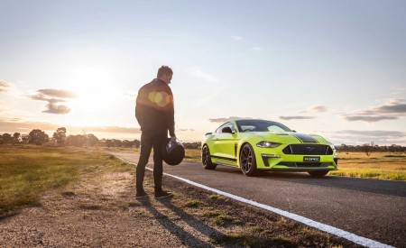 2020 Ford Mustang R-Spec (Color: Grabber Lime) Front Three-Quarter Wallpapers 450x275 (21)