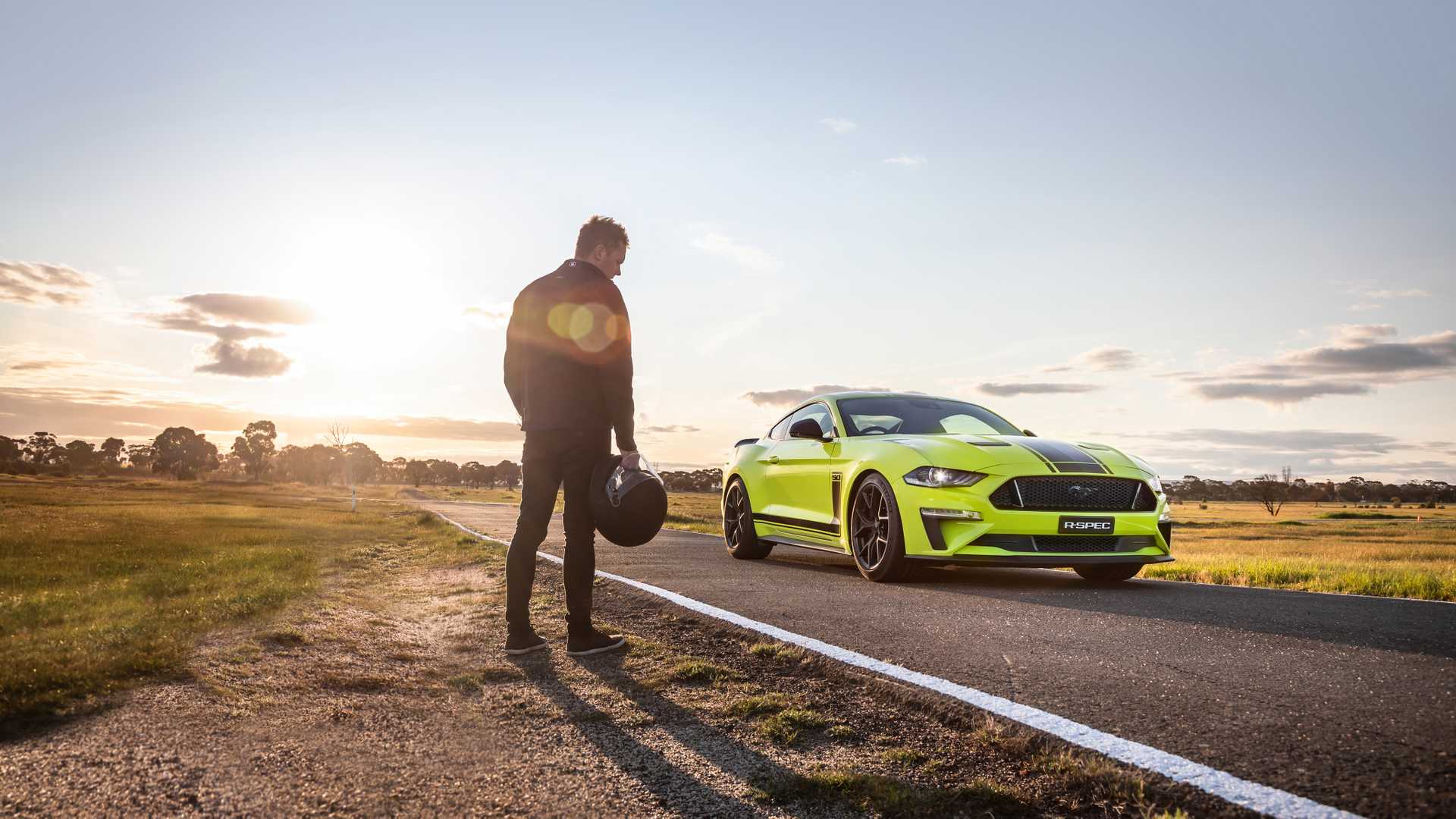 2020 Ford Mustang R-Spec (Color: Grabber Lime) Front Three-Quarter Wallpapers #21 of 38