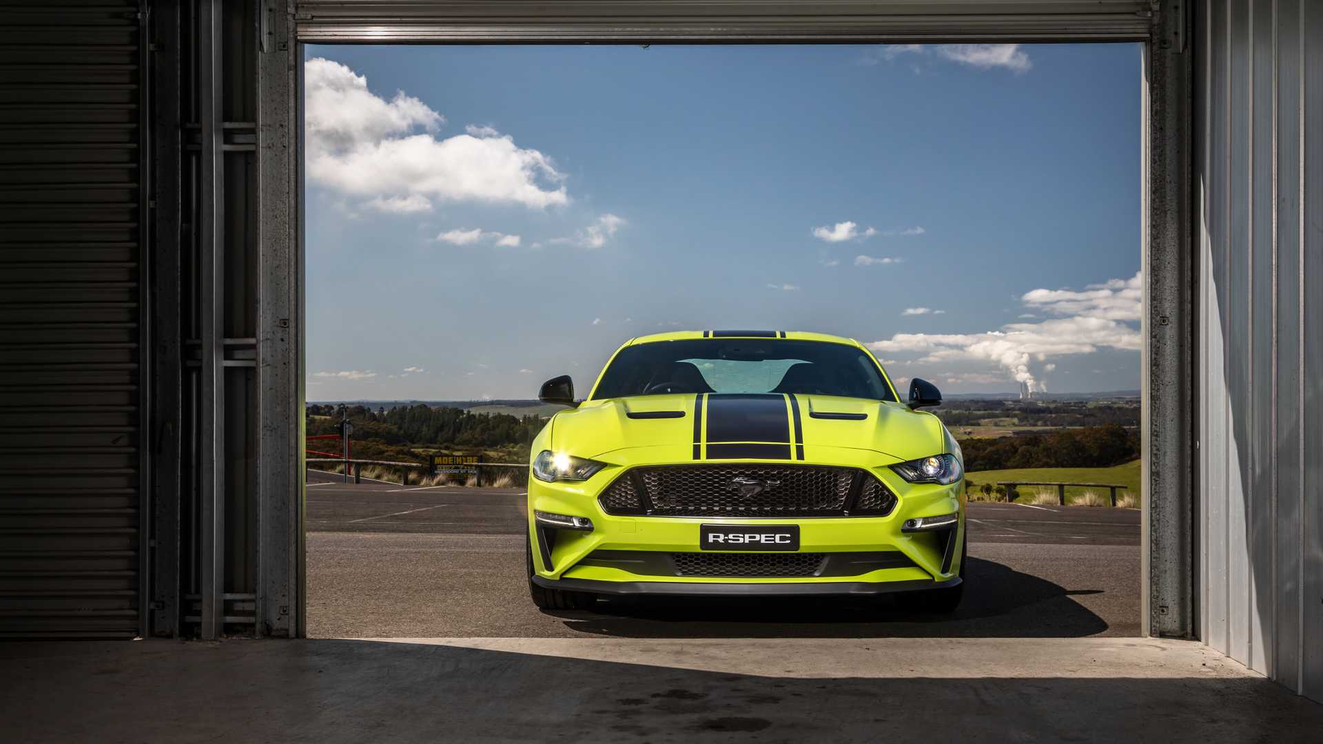 2020 Ford Mustang R-Spec (Color: Grabber Lime) Front Wallpapers #29 of 38