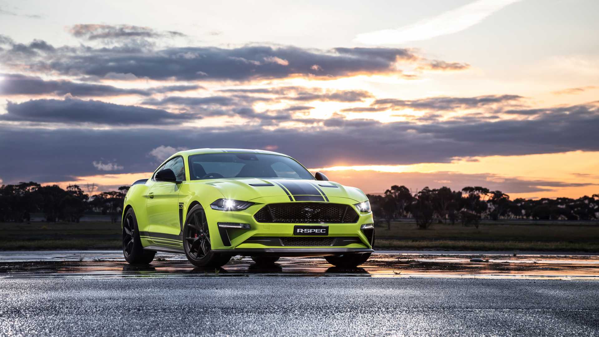2020 Ford Mustang R-Spec (Color: Grabber Lime) Front Wallpapers #25 of 38