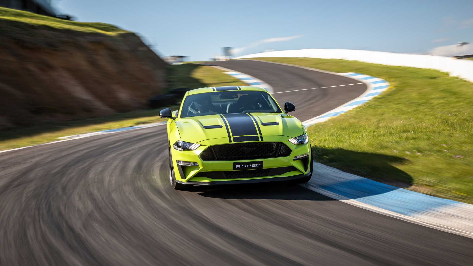2020 Ford Mustang R-Spec (Color: Grabber Lime) Front Wallpapers #16 of 38