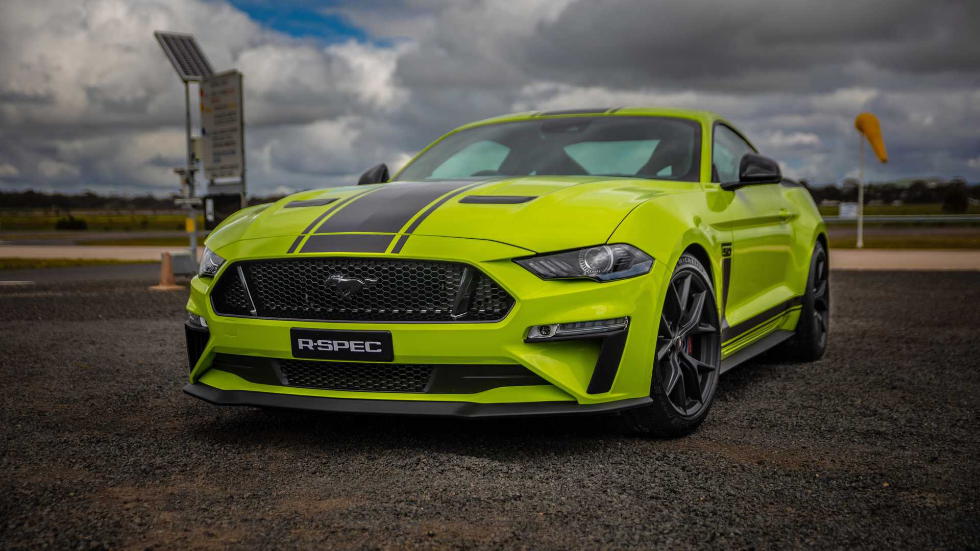2020 Ford Mustang R-Spec (Color: Grabber Lime) Front Wallpapers #31 of 38