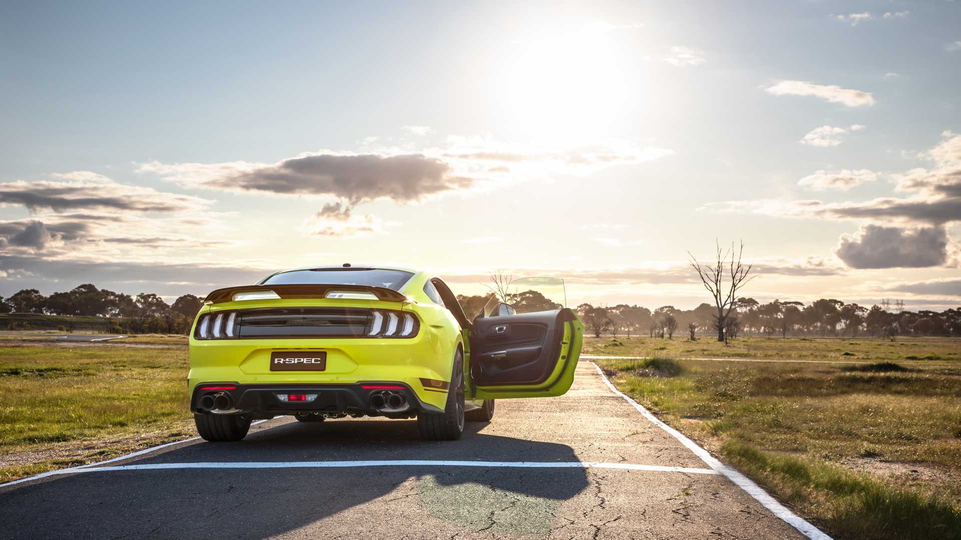 2020 Ford Mustang R-Spec (Color: Grabber Lime) Rear Wallpapers #23 of 38