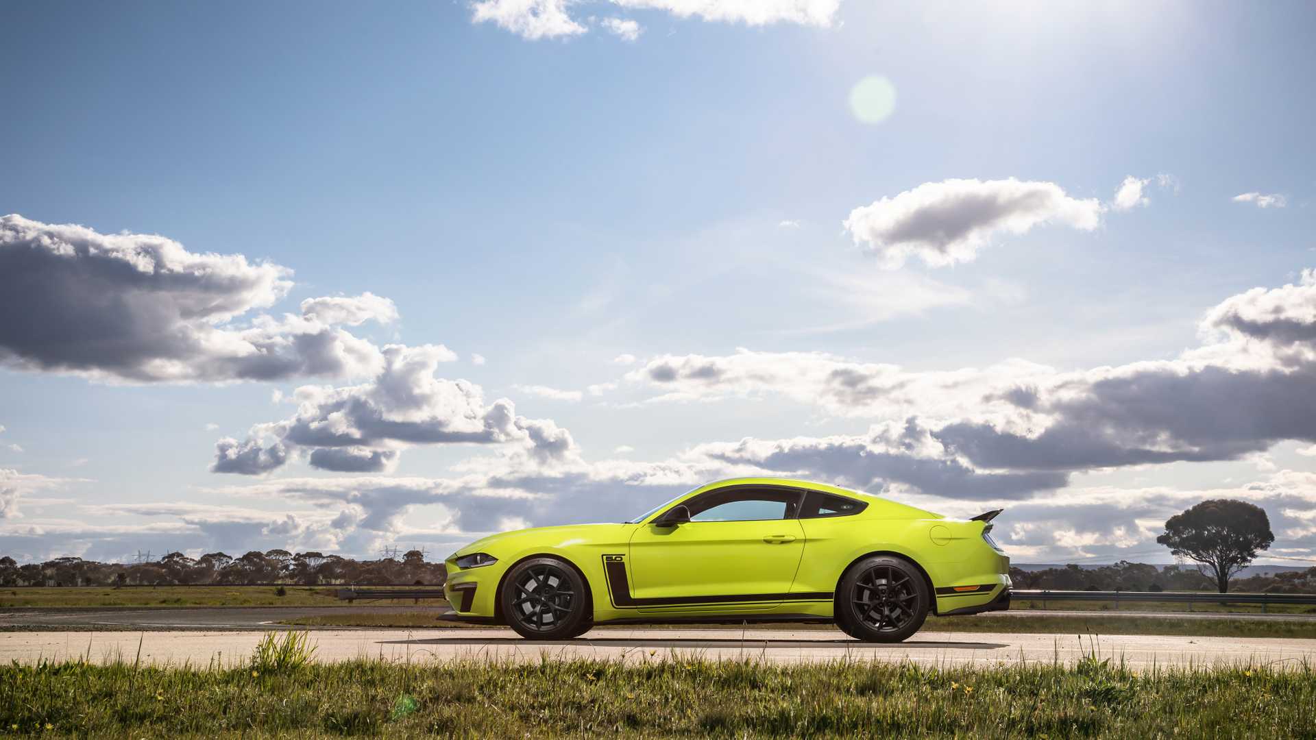 2020 Ford Mustang R-Spec (Color: Grabber Lime) Side Wallpapers #27 of 38