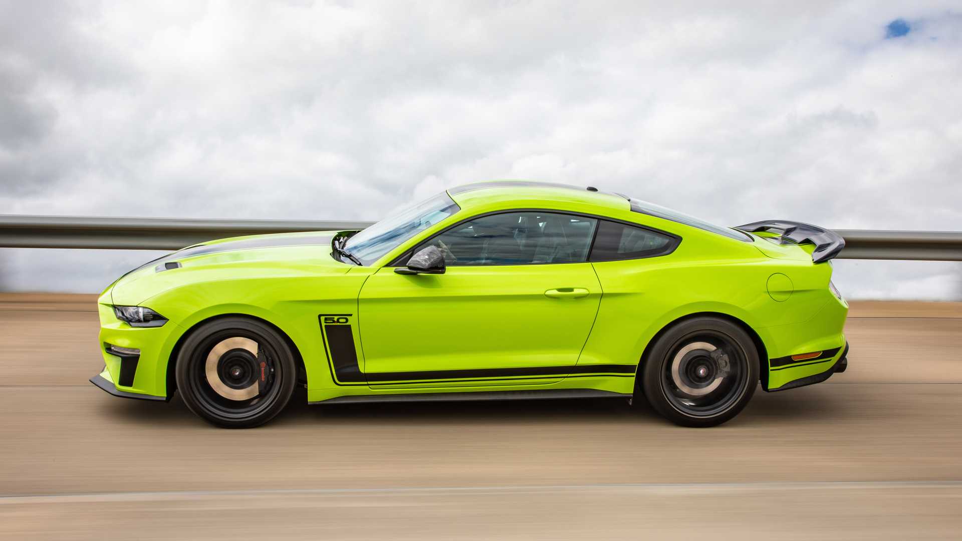 2020 Ford Mustang R-Spec (Color: Grabber Lime) Side Wallpapers #13 of 38