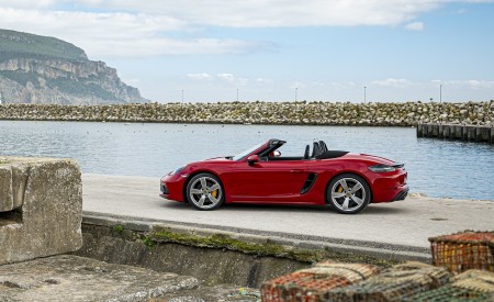2020 Porsche 718 Boxster GTS 4.0 (Color: Carmine Red) Side Wallpapers 450x275 (98)