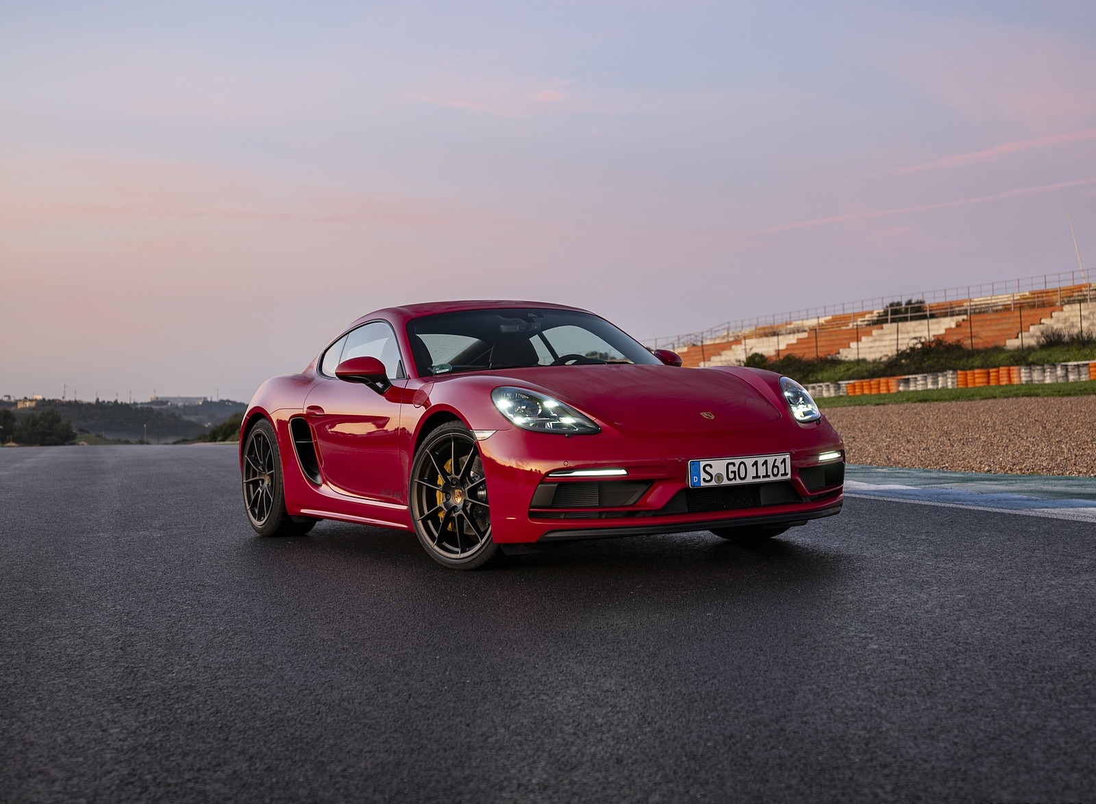 2020 Porsche 718 Cayman GTS 4.0 (Color: Carmine Red) Front Three-Quarter Wallpapers #27 of 192