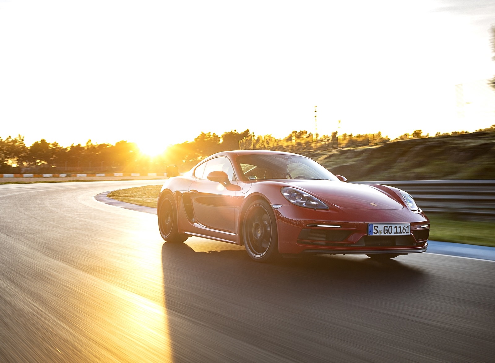 2020 Porsche 718 Cayman GTS 4.0 (Color: Carmine Red) Front Three-Quarter Wallpapers (3)
