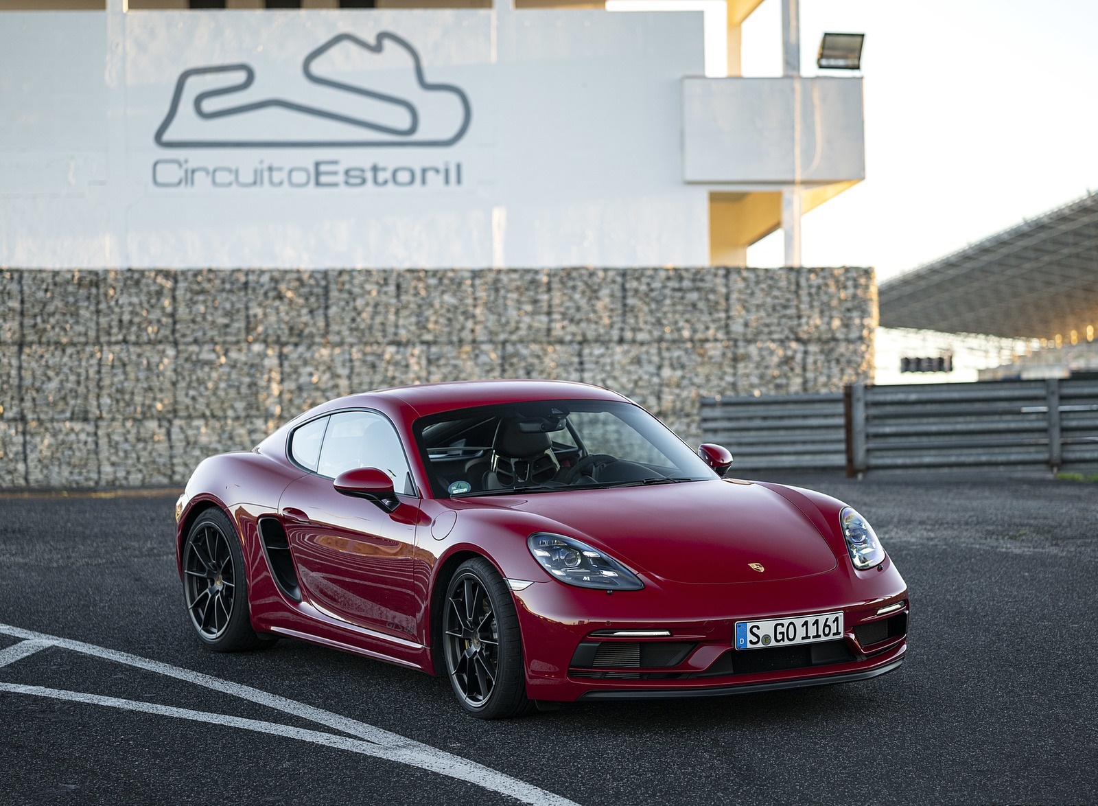 2020 Porsche 718 Cayman GTS 4.0 (Color: Carmine Red) Front Three-Quarter Wallpapers #28 of 192