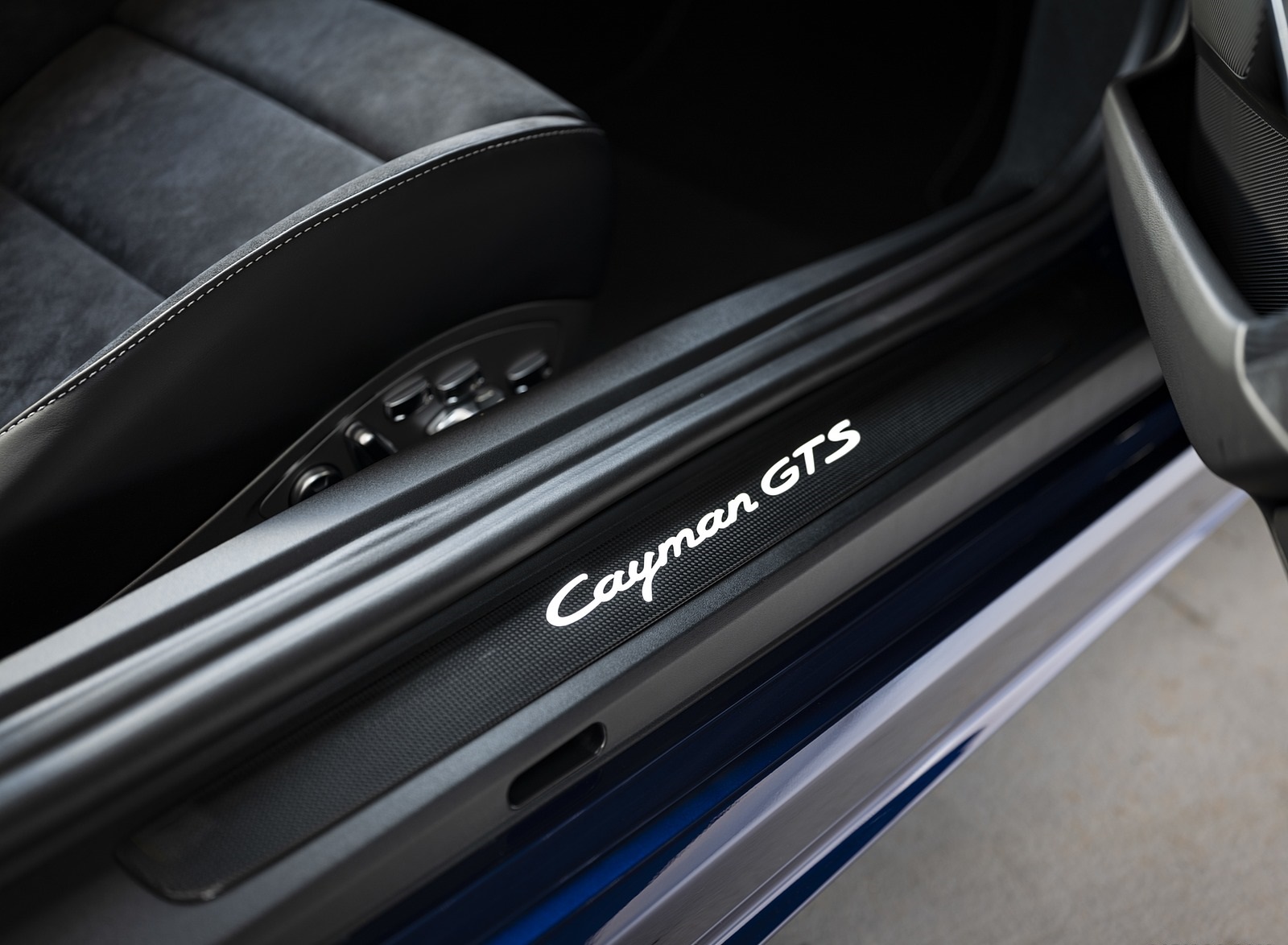 2020 Porsche 718 Cayman GTS 4.0 (Color: Gentian Blue Metallic) Door Sill Wallpapers #185 of 192