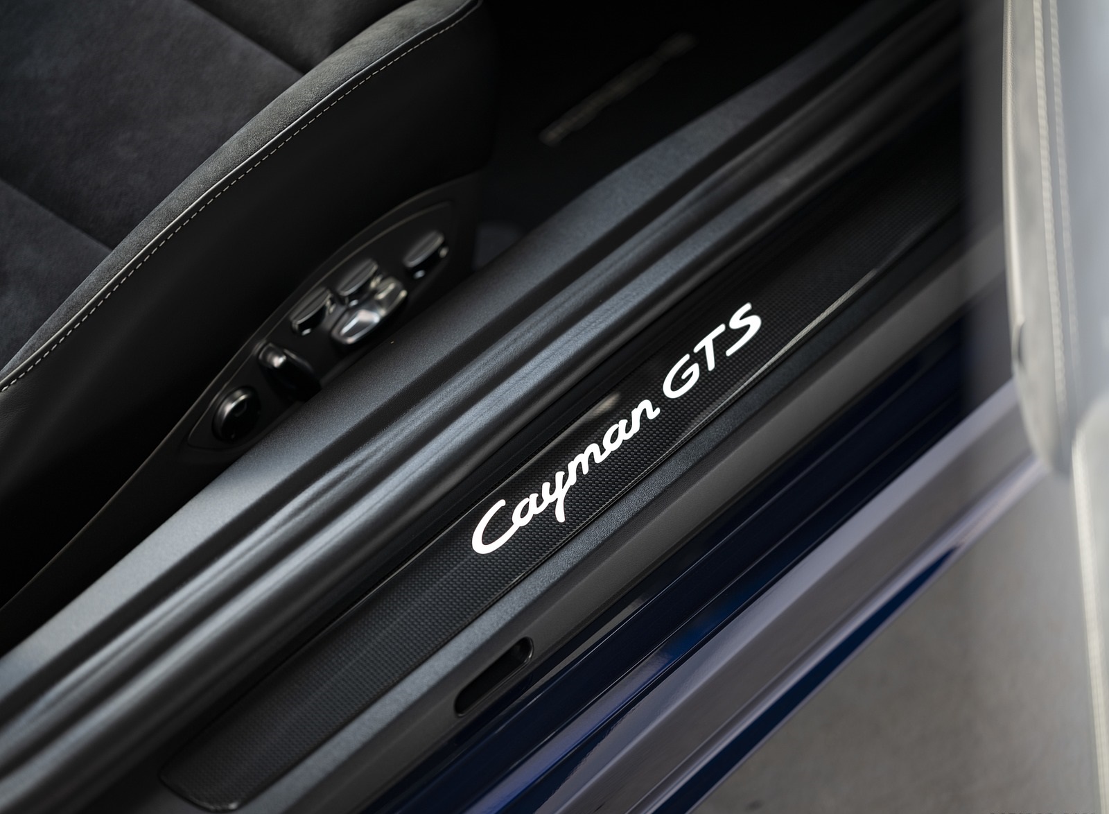 2020 Porsche 718 Cayman GTS 4.0 (Color: Gentian Blue Metallic) Door Sill Wallpapers #184 of 192
