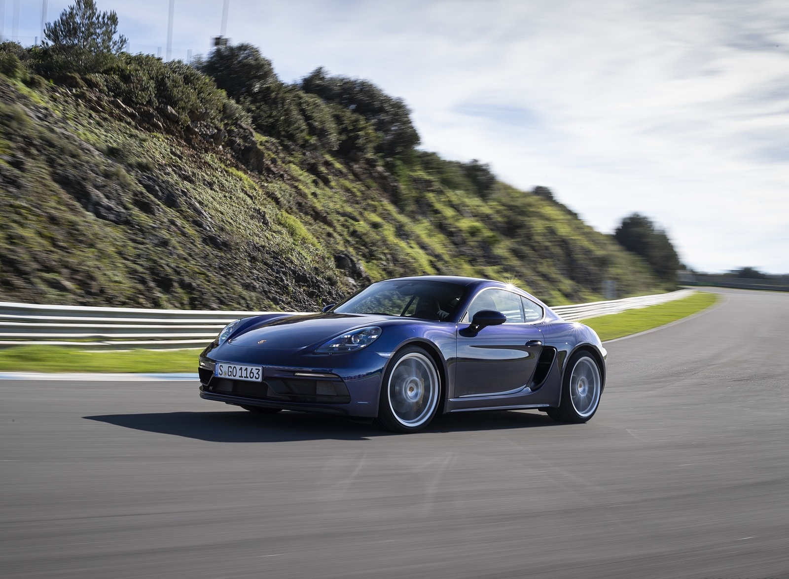 2020 Porsche 718 Cayman GTS 4.0 (Color: Gentian Blue Metallic) Front Three-Quarter Wallpapers #140 of 192