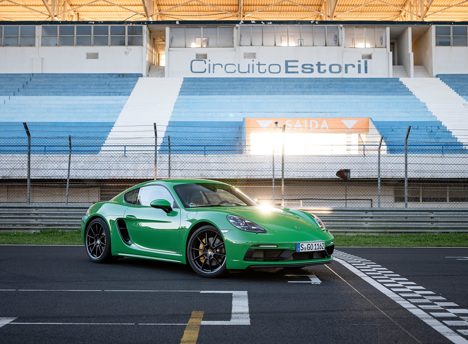 2020 Porsche 718 Cayman GTS 4.0 (Color: Phyton Green) Front Three-Quarter Wallpapers #89 of 192