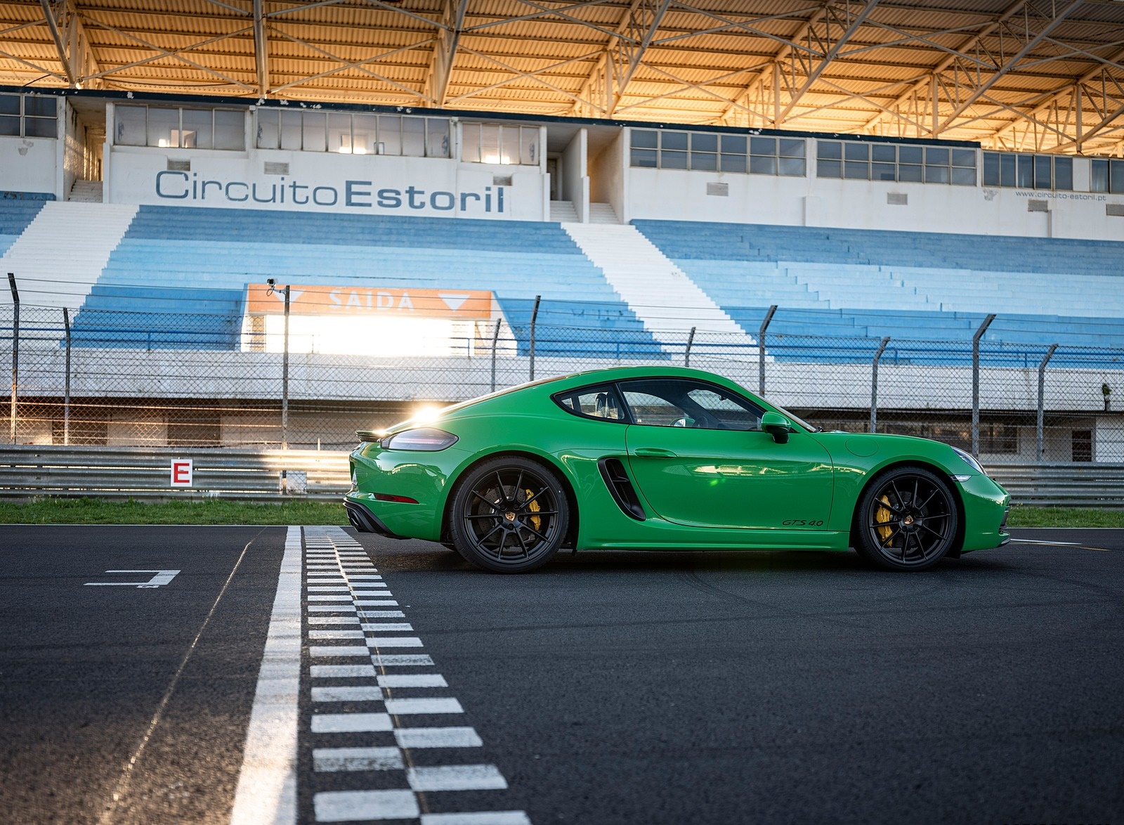 2020 Porsche 718 Cayman GTS 4.0 (Color: Phyton Green) Side Wallpapers #103 of 192