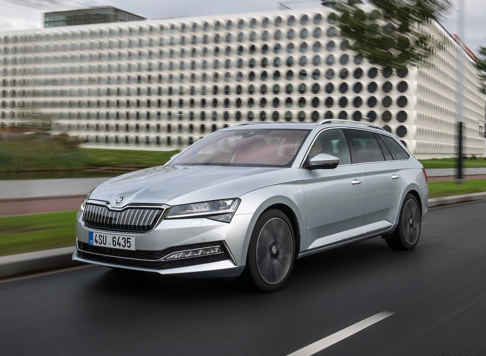 2020 Skoda Superb Combi iV Plug-In Hybrid Front Three-Quarter Wallpapers #84 of 111