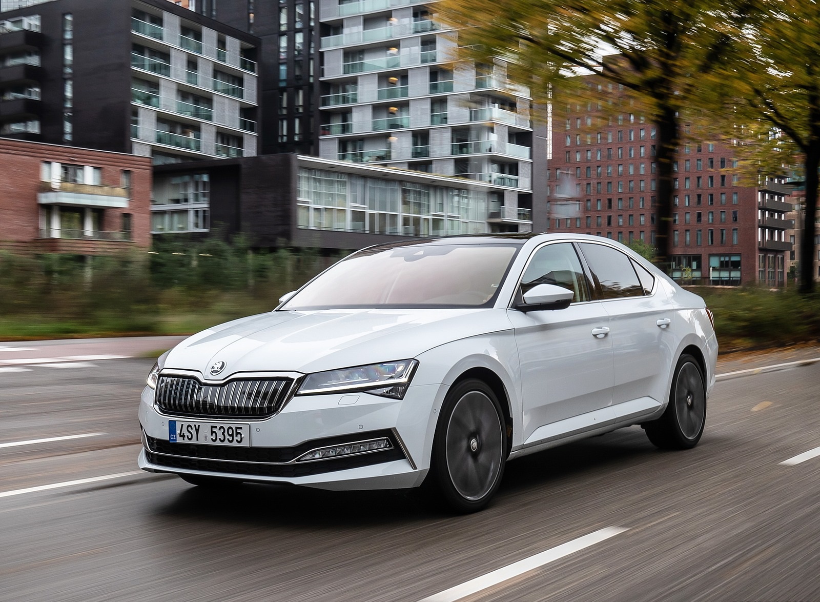 2020 Skoda Superb iV Plug-In Hybrid Front Three-Quarter Wallpapers (2)