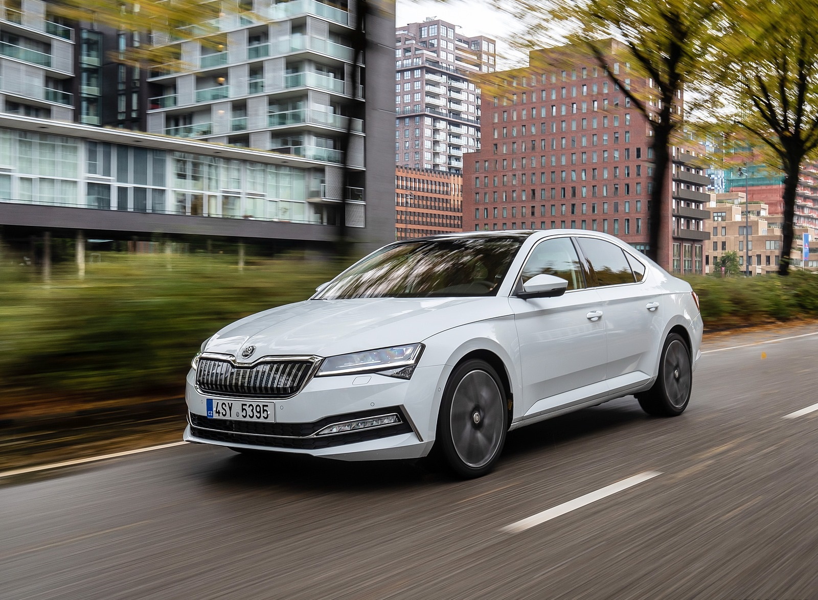 2020 Skoda Superb iV Plug-In Hybrid Front Three-Quarter Wallpapers (3)