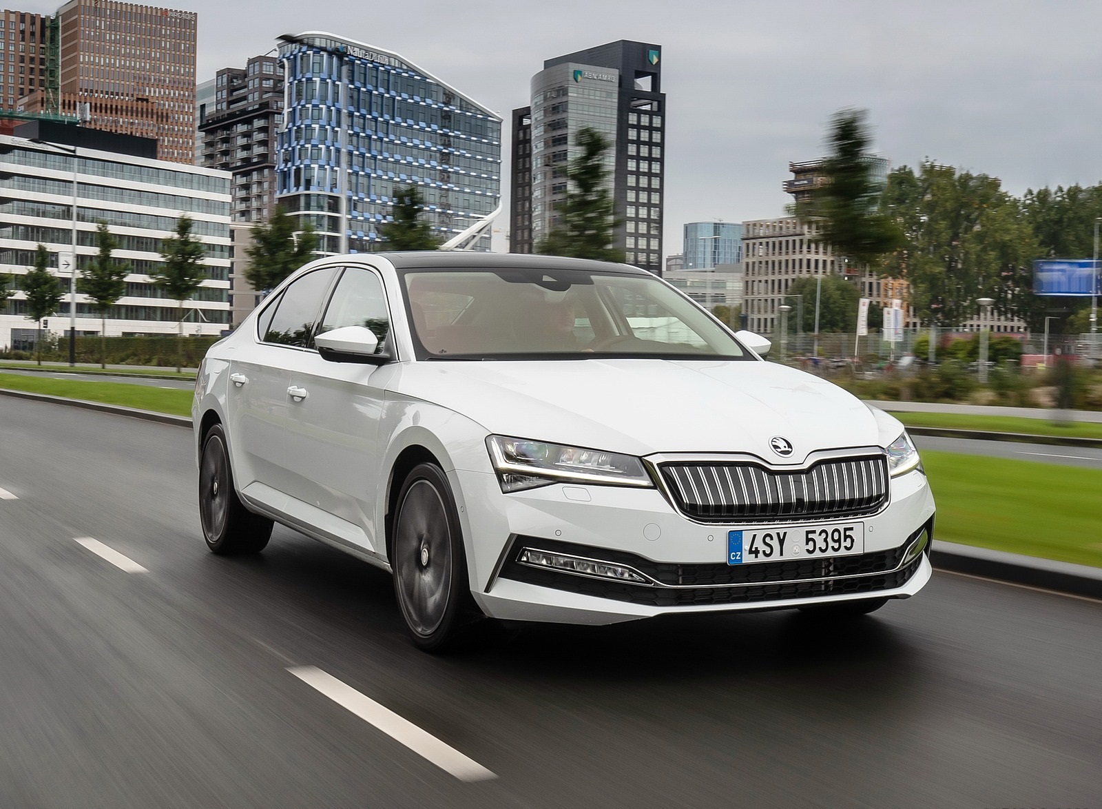 2020 Skoda Superb iV Plug-In Hybrid Front Three-Quarter Wallpapers #4 of 111