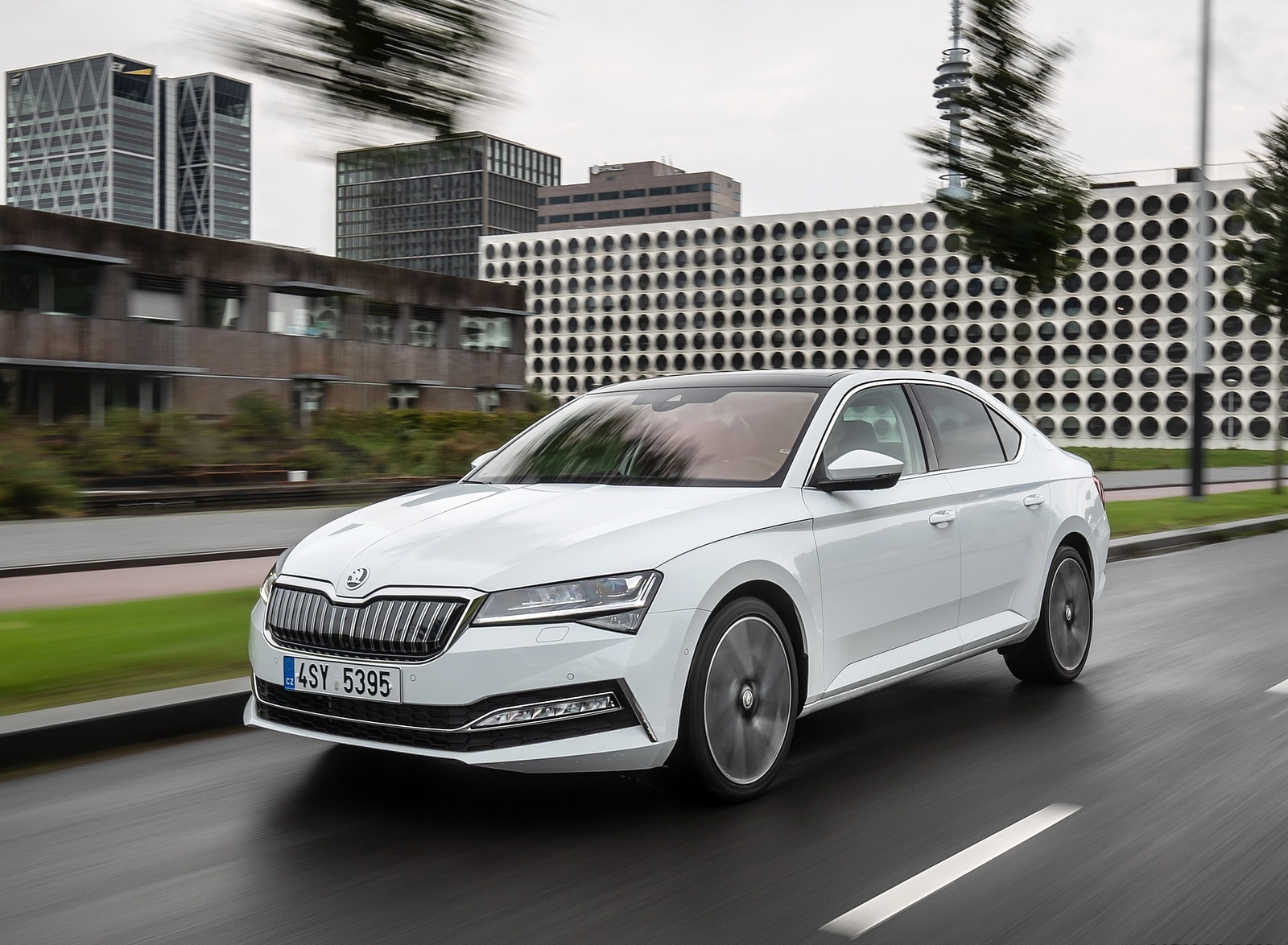 2020 Skoda Superb iV Plug-In Hybrid Front Three-Quarter Wallpapers (5)