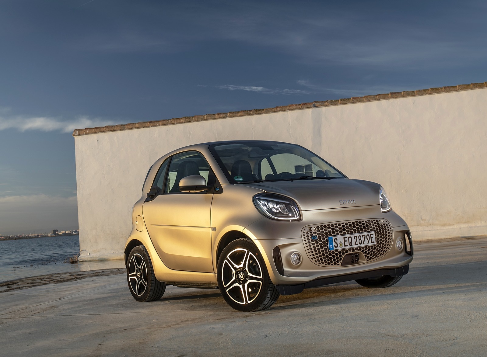 2020 Smart EQ ForTwo Coupe Pulse Line (Color: Gold Beige) Front Three-Quarter Wallpapers  #85 of 94