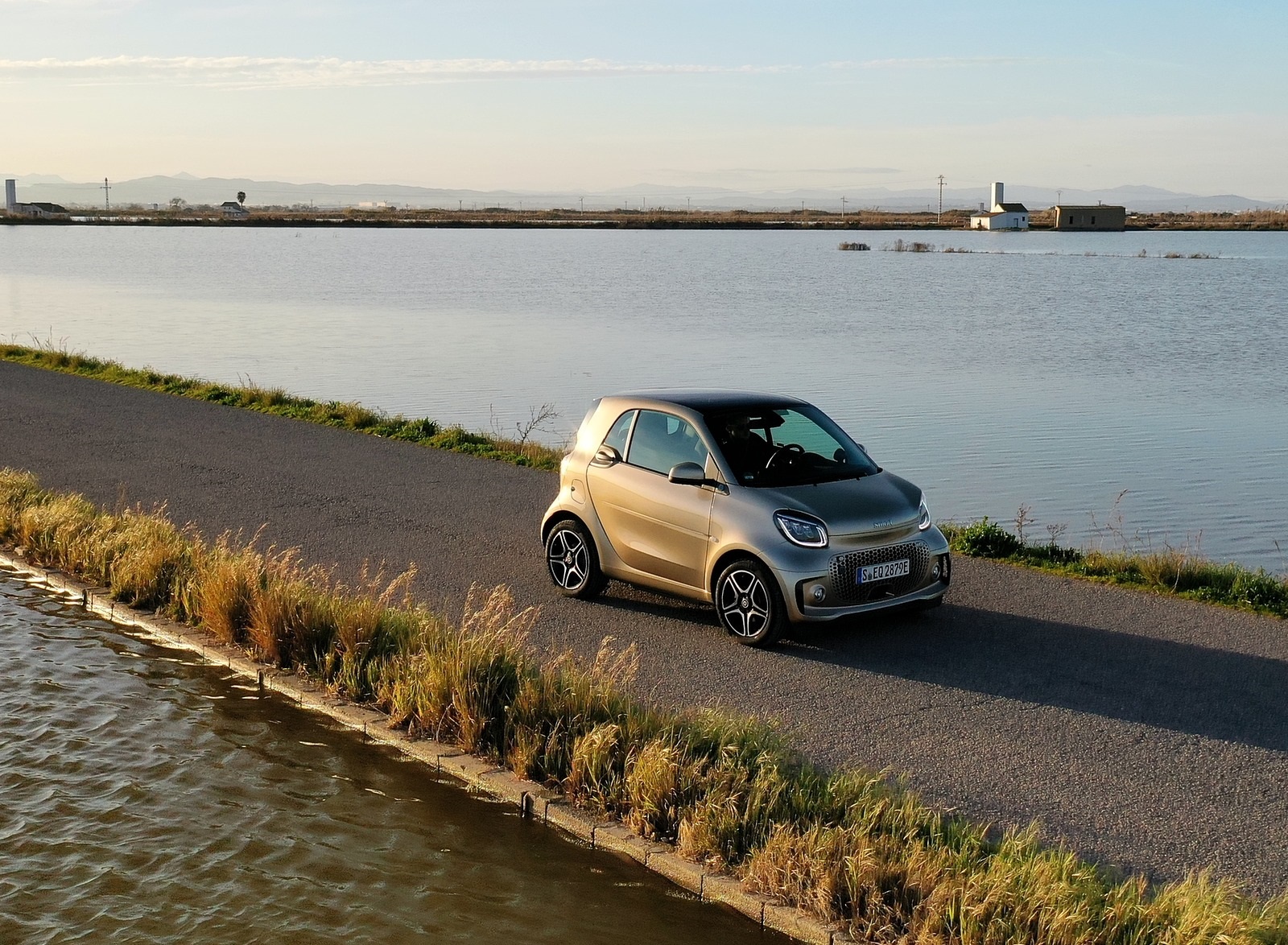 2020 Smart EQ ForTwo Coupe Pulse Line (Color: Gold Beige) Front Three-Quarter Wallpapers  #54 of 94