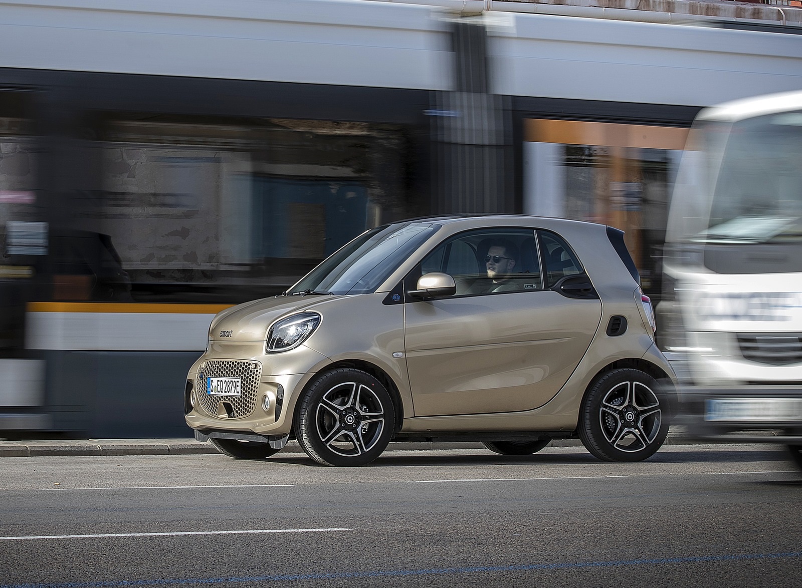 2020 Smart EQ ForTwo Coupe Pulse Line (Color: Gold Beige) Front Three-Quarter Wallpapers #56 of 94