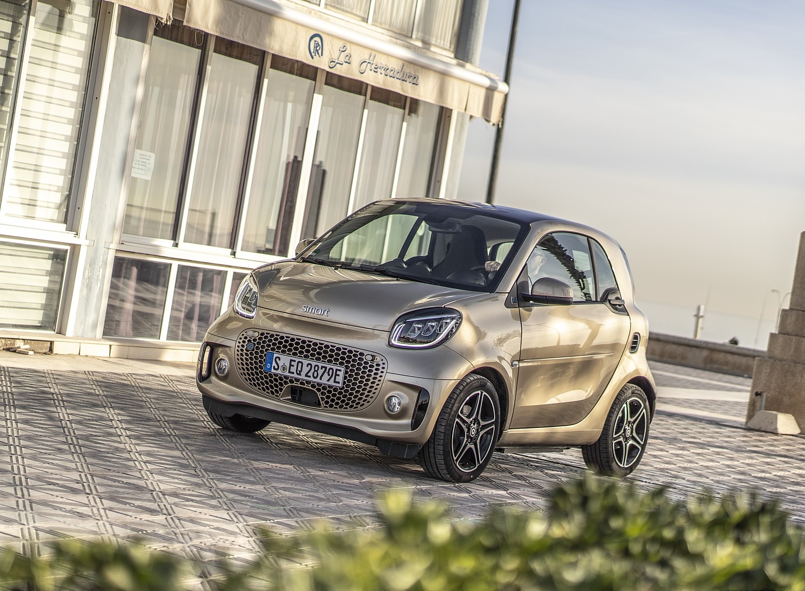2020 Smart EQ ForTwo Coupe Pulse Line (Color: Gold Beige) Front Three-Quarter Wallpapers #83 of 94