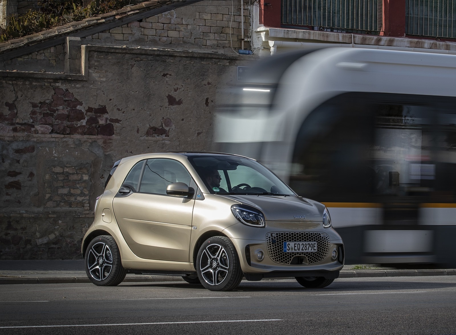 2020 Smart EQ ForTwo Coupe Pulse Line (Color: Gold Beige) Front Three-Quarter Wallpapers #57 of 94