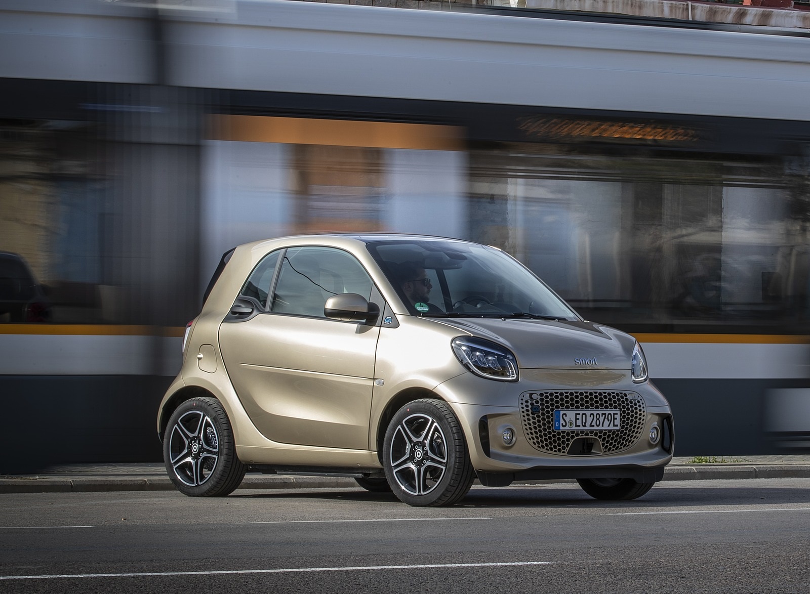2020 Smart EQ ForTwo Coupe Pulse Line (Color: Gold Beige) Front Three-Quarter Wallpapers  #58 of 94